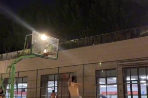 卧槽，这哥们是野球场格里芬？弹跳这么炸😲