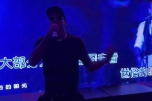 怎么不放原声？😂杰伦·格林头戴墨镜现身KTV，举麦嗨“唱”李白