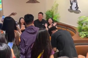 人气很高啊~朱芳雨美食探店被众人围观😂