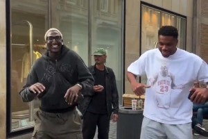 字母哥在街头与好友一起跳巴西舞蹈💃
