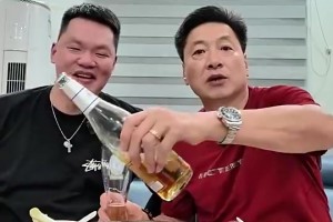 如今都已退居二线！朱芳雨此前夜宵局请来了李春江指导！